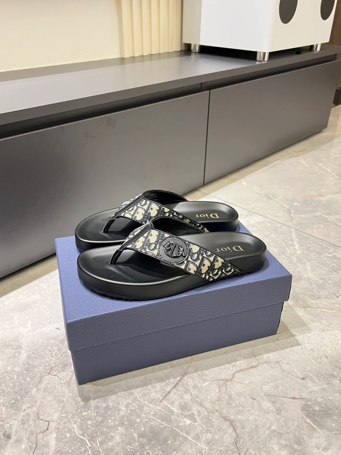 Men's men's shoes 💰p300 Size 38-45 Dior Dior's latest H-Town series Oblique thick sole slippers sandals Original purchase development and production This Dior H-Town sandals pay tribute to the classic logo of sports style and highlight Dior's high-end spirit. Crafted from black rubber with a beige and black Oblique printed upper, it's accentuated with tonal calfskin details. The rubber sole incorporates a variety of elements and is embellished with the Dior logo for a refined, futuristic look. Can be worn with shorts or jeans. Comes with exquisite packaging at the counter 🛍📦 ▪️ Fabric: Original customized imported Oblique embroidery ▪️ Lining: Imported soft sheepskin ▪️ Sole: Original molded ultra-light foam material ▪️ Bottom thickness: 4CM